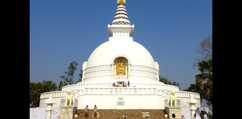 Shanti_Stupa_at_Rajgir_(cropped)